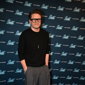 Představitel filmového Ladislava Štaidla Ondřej Brzobohatý oblékl svůj oblíbený černý svetr a široké šedivé kalhoty.