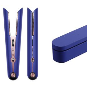 Zaoblené tvary má i žehlička na vlasy Dyson Corrale™ (Vinca Blue/Rosé), 11 990 Kč
