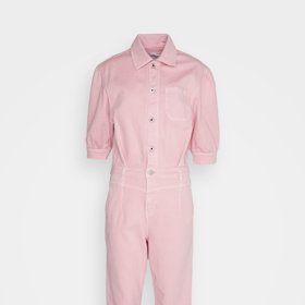 Džínovina v růžové a tradiční střih kombinézy spolu krásně souzní. (Pepe Jeans, 3 690 Kč)