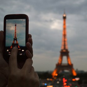 Víte kolik žárovek osvětluje Eiffelovu věž? 20 000. Ale pozor - fotit v noci je nezákonné, neboť světelná instalace spadá pod autorské právo. Je potřeba si vyjednat povolení.