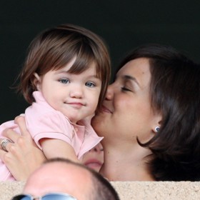 Její příchod na svět byl ostře sledován médii. Šušká se, že Tom nařídil Katie, aby při porodu nevydávala žádné zvuky. Ty by totiž podle jeho názoru mohly miminko psychicky poznamenat. Jakmile se Suri narodila, všechny hned zaujalo, jak moc má vlásků.