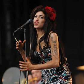 Pokud na sobě neměla černé nebo ostře barevné minišaty, zastihli jste ji v květovaných. Tyto květy jsou tedy poněkud geometricky pojaté, nicméně Amyin styl skvěle vystihují. Navíc ty růže ve vlasech...