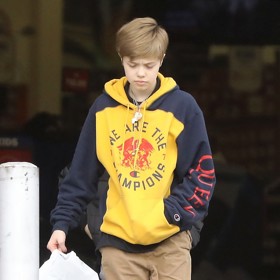 ...a ve volném čase oblékala mikiny. Zde na snímku z roku 2019, kdy jí bylo 13 let.