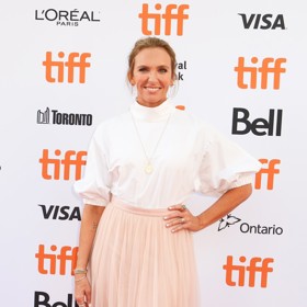 Krásný jarní outfit herečky Toni Collette (51).