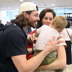 Hokejista Michal Kempný s rodinou. Jeho partnerkou je modelka Nicola Mináriková, mají spolu syna Adama.