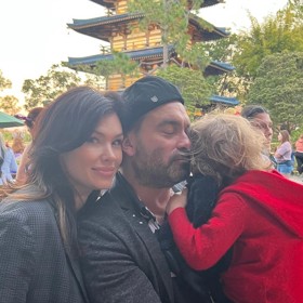 Podobný tajnůstkář je také představitel Leonarda z Teorie velkého třesku Johnny Galecki. Letos se jen tak mimochodem zmínil, že jeho přítelkyně Morgan už není přítelkyně, ale manželka, a že spolu mají dcerku Oonu. Na snímku herec s Morgan a synem z předchozího vztahu Averym.