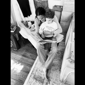 Vévodkyně Meghan drží svého syna v mateřském objetí. 