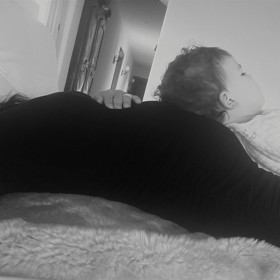 Šťastná Meghan, ještě těhotná s dcerou Lilibet, odpočívá se synem Archiem.