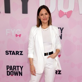 Světlé barvy ženám po padesátce sluší. Bílý outfit Jennifer Garner (52) ubere pár let. 