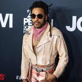 Ačkoliv věkem už spadá mezi dědečky, šedesátku byste mu rozhodně netipovali.