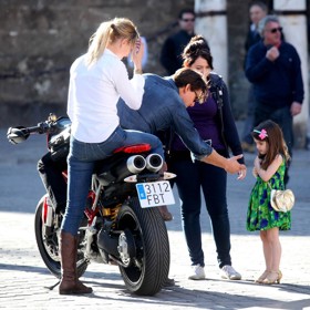 Tom pak dcerku rozmazloval hmotnými dary. Například obsáhlý šatník by jí záviděla leckterá holčička. Suri se také často objevovala na veřejnosti v botách na vysokém podpatku. Co na tom, že jí byly teprve čtyři roky...