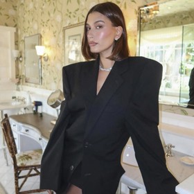 Sako ale umí obléci i jako pravá dáma. Stačí jí k tomu kombinovat jej s minidélkou a správně zvolenou sílou černých punčocháčů.