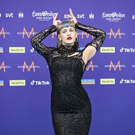 Aiko neboli Alena Shirmanová má ruské kořeny a žije v Británii.