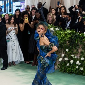 Nejočekávanější modely večera? Ten, který vynese Zendaya. Herečka nakonec stihla i jeden převlek navíc. Úvod ale patřil jejímu návrhu z dílny módního domu Margiela pod vedením Johna Galliana. Upíří líčení róbu s přírodními motivy posunulo mezi dekadentní vizualizace Zahrady.