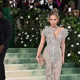 Jennifer Lopez oblékl módní dům Schiaparelli do bezpočtu korálků a perliček.