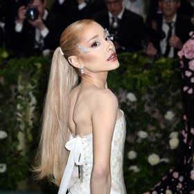 "Když nevíte coby a máte krásné vlasy, naprosto postačí si udělat jednoduchý culík. A to platí i v případě Ariany Grande, kde navíc celý vlasový styling nechává vyniknout make-upu a nalepených detailů," chválí jednoduchost účesu kadeřník Honza Kořínek. 