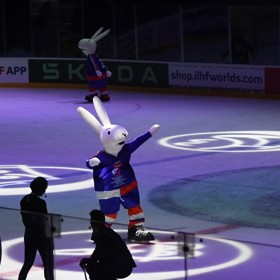 Maskot na ledě během zahájení mistrovství světa v Ostravě.