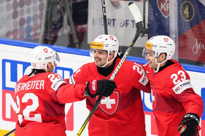 FOTO: Kevin Fiala se raduje z gólu během zápasu s Kanadou. – stránka 7