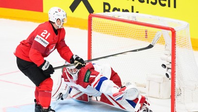 FOTO: Kevin Fiala překonává Lukáše Dostála ve třetím zápase českého týmu v základní skupině.