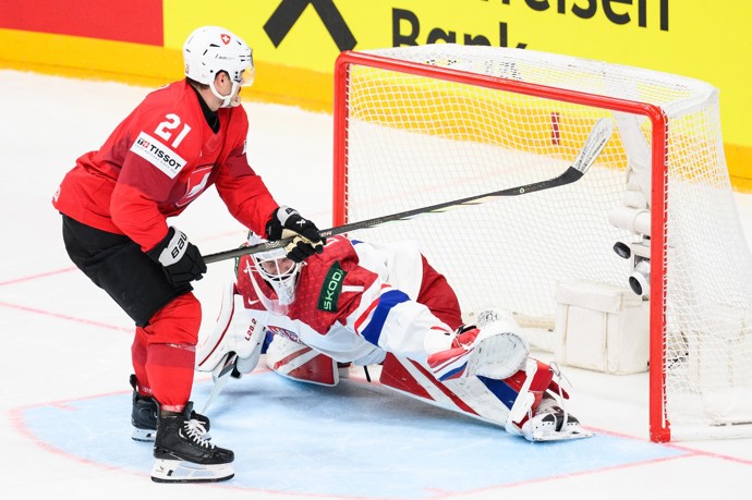 FOTO: Kevin Fiala překonává Lukáše Dostála ve třetím zápase českého týmu v základní skupině. – stránka 2