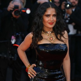 Naprosto nepřehlédnutelná. Tak to je za každých okolností herečka Salma Hayek. Potvrzuje to i při návštěvě festivalu v Cannes, který ozdobila flitrovým modelem Saint Laurent.