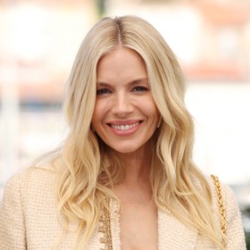 Sienna Miller je dvojnásobnou maminkou a také ,milovnicí extravagantních a avantgardních módních kousků. Nemohla is tak nechat ujít příležitost obléci tento model Schiaparelli rovnou na holé tělo jen pár měsíců po porodu.