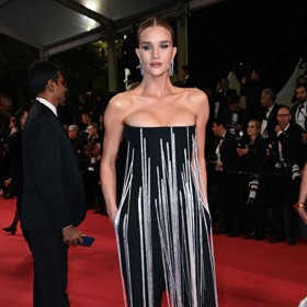 Modelka Rosie Huntington-Whiteley vsadila na nejnovější kolekci uznávané módní ikony Victorie Beckham. Tomuto overalu garantujeme online prodeji krátkou kariéru, jistě se po něm po uvedení do prodeje jen zapráší. A nemůže za to jen pořádně napěchovaný dekolt vnadné modelky.