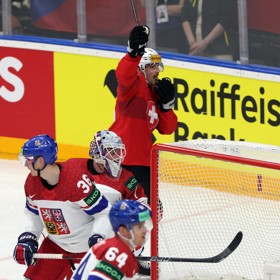 Kevin Fiala slaví gól proti Česku v základní skupině.