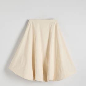 V midi délce nabízí tento líbivý střih v jemném odstínu slonoviny také značka Reserved. (999 Kč)