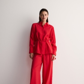 Zcela neodolatelně vypadají také sety prodloužené halenky s vázačkou. A když navíc přidáte výrazný trendy odstín, nemůžete nebodovat. (Reserved)