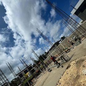 Stavba se nachází v lokalitě Lomas Mironas. 