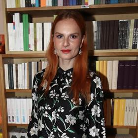 Iva Pazderková zvolila k lesklému hladkému setu výrazné šperky.