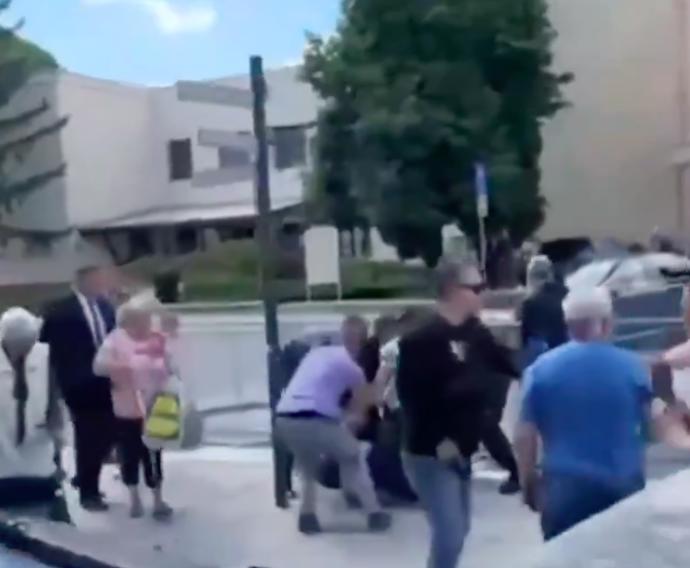 FOTO: Slovenský premiér Robert Fico byl několikrát postřelen. – stránka 37