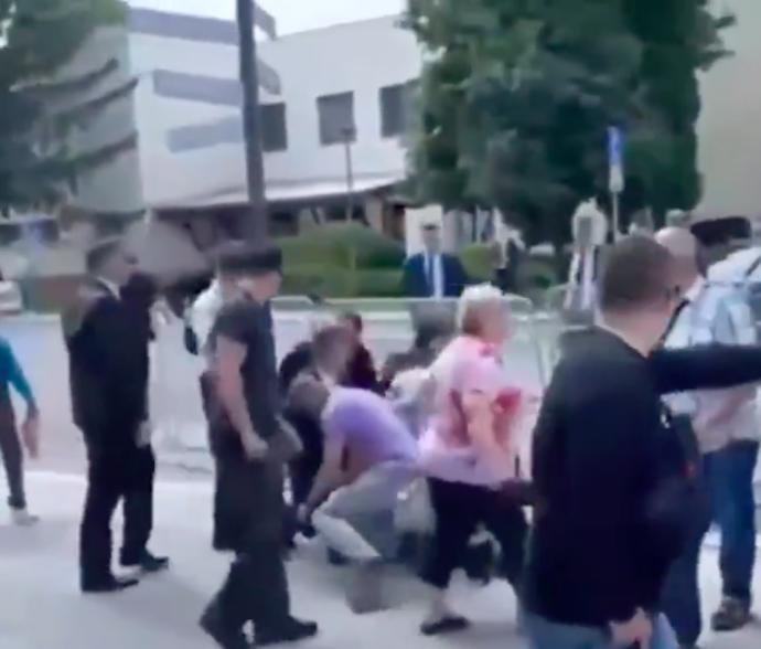 FOTO: Slovenský politik skončil ve vážném stavu v nemocnici. – stránka 33