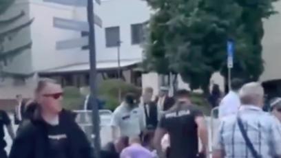 FOTO: Robert Fico utržil průstřel ruky a břicha.