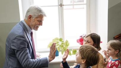 FOTO: Prezident Petr Pavel navštívil malé děti.
