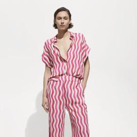 Nic nezkazíte ani vertikálními pruhy. (Mango)