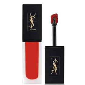Rtěnka Tatouage Couture, odstín Rouge Tatouage od Yves Saint Laurent stojí 1 100 Kč.