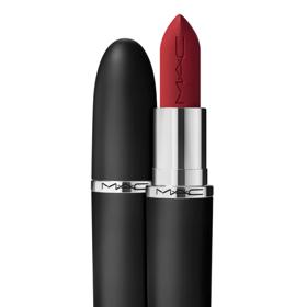 Matující rtěnka M.A.C. Retro Matte Lipstick, odstín Ruby Woo stojí 685 Kč.