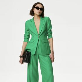 Lněný oblek v zářivě zeleném tónu pořídíte v Marks&Spencer. (Kalhoty  1 299 Kč, sako 1 999 Kč)