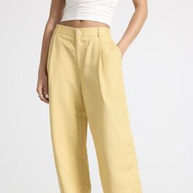 Široké kalhoty ve vanilkovém tónu najdete v letní kolekci módní značky Lindex. Stojí 1 299 Kč.