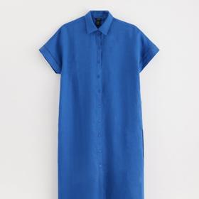 Dalším oblíbeným tónem v lněné módě je letos výrazná modrá. Tunikové šaty s límečkem prodává Lindex za 1 999 Kč.