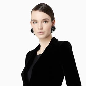 Hitem je také oslnivý lesk. A na vás je, zda se do něj pustíte u kratičkých pixie sestřihů nebo si vlasy jednoduše svážete do neviditelného drdolu.