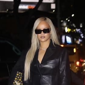 Do řádně peroxidové blond šla s jarem i zpěvačka Rihanna. S viditelně prodlouženými vlasy v barvě ledově chladné blond vypadá trochu přísně.