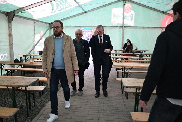 FOTO: Petr Fiala na odchodu. – stránka 430