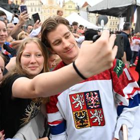 Lukáš Dostál v obležení fanynek. 