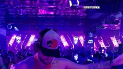 FOTO: Tomáš Kundrátek poté odhodil svršek a tančil se zlatou medailí na krku.