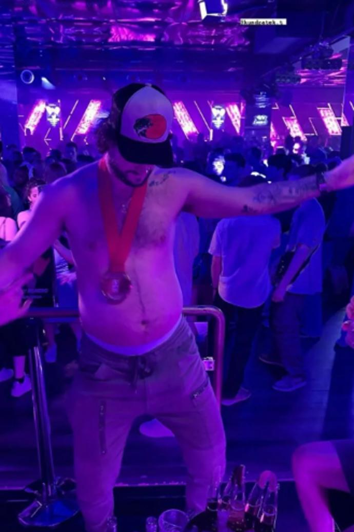 FOTO: Tomáš Kundrátek poté odhodil svršek a tančil se zlatou medailí na krku. – stránka 1