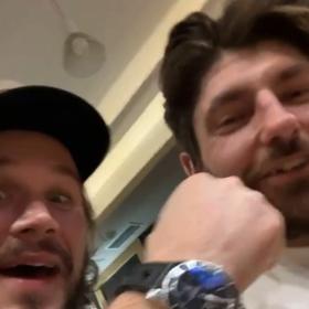 Pánové neustále slaví. 