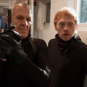 Ian Gelder hrál i v seriálu Pán času. 